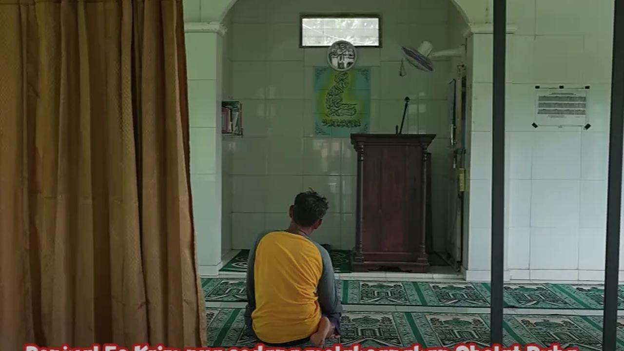 Hadiyatna penjual es krim tersebut ternyata sedang melaksanakan sholat dhuha di dalam surau tersebut.