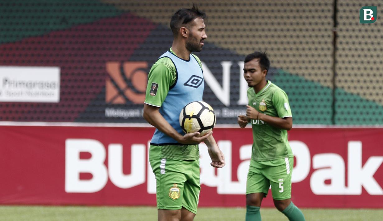 Pemain Bhayangkara FC, Elio Martins, memegang bola saat latihan di Stadion PTIK, Jakarta, Minggu (2/12). Latihan ini persiapan jelang laga Liga 1 melawan PSM Makassar. (Bola.com/Yoppy Renato)