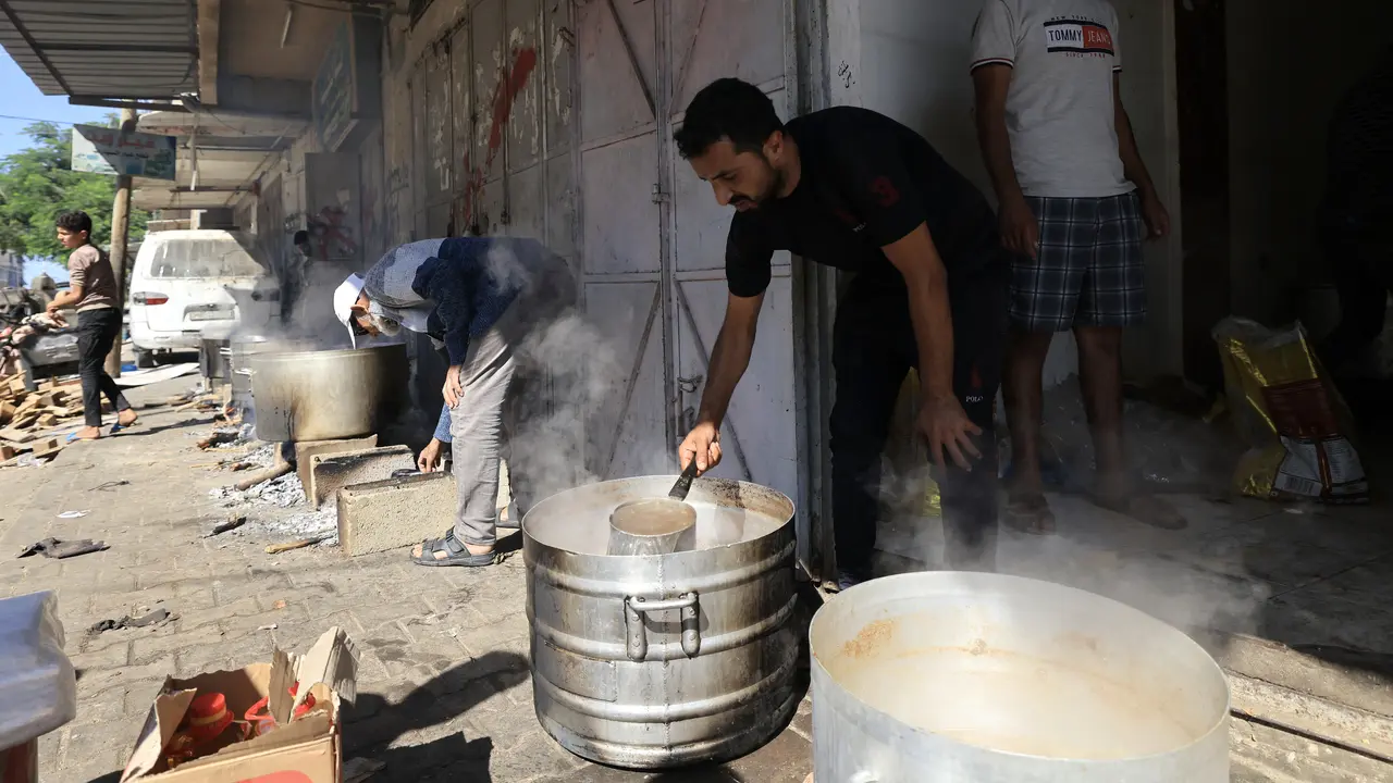 Israel Blokade Total Jalur Gaza, Warga Terpaksa Masak Pakai Kayu Bakar