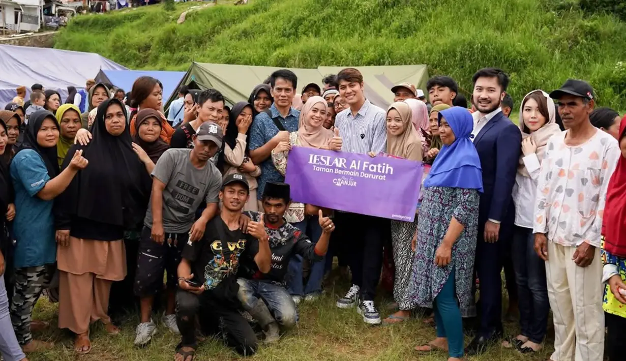Sudah menggalang dana, akhirnya Lesty Kejora dan Rizky Billar bertemu dengan para korban bencana gempa Cianjur. Terlihat bahwa para pengungsi ini pun terlihat bahagia saat dikunjungi oleh idolanya. Tidak hanya berkunjung, namun dalam pertemuannya ini ia pun memberi motivasi kepada para korban. (Liputan6.com/IG/@_rudysalim)