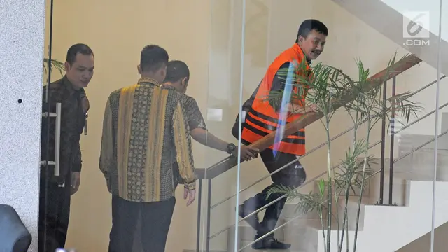 Lambaian Tangan Bupati Jombang Saat Kembali Diperiksa KPK