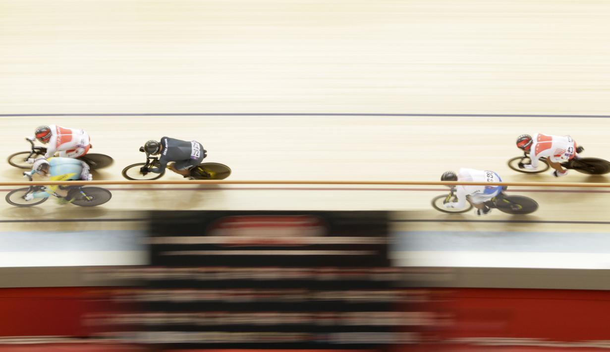 Para pesepeda memacu kecepatan pada nomor Men Junior Keirin saat Asian Track Championship 2019 di Jakarta International Veledrome, Jakarta, Kamis (10/1). Kejuaran balap sepeda ini akan berlangsung hingga Minggu (13/1). (Bola.com/Yoppy Renato)