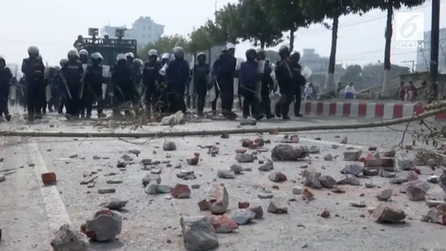 Polisi menembakkan gas air mata ketika ribuan buruh garmen berdemonstrasi menuntut kenaikan upah. Seorang demonstran tewas dan lebih dari 30 lainnya terluka dalam bentrokan dengan polisi.