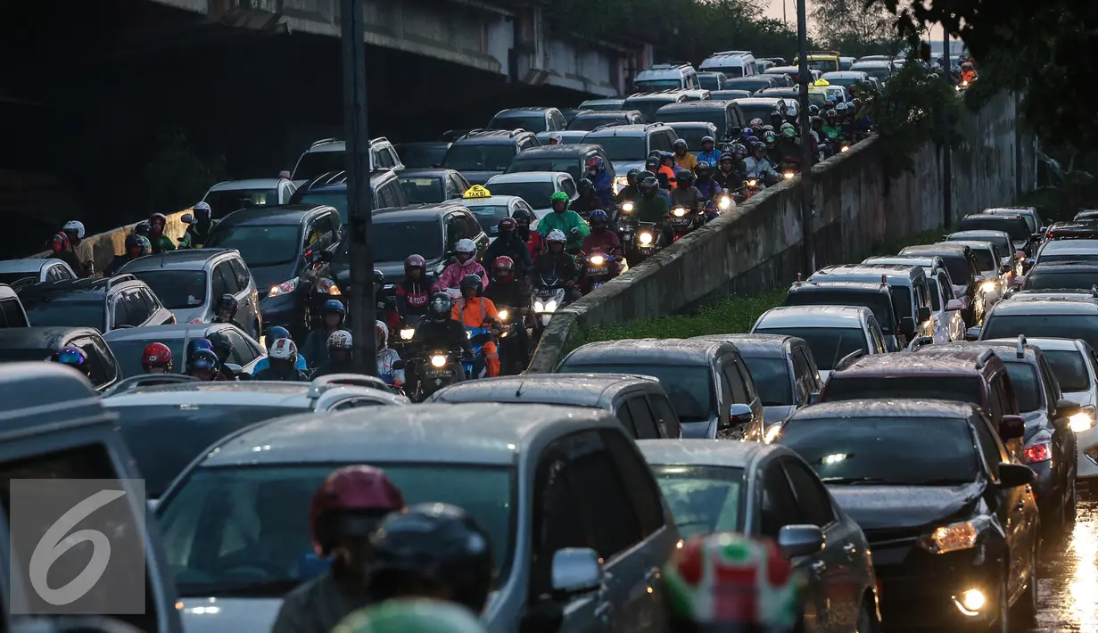 Sejumlah kendaraan terjebak macet di kawasan TB Simatupang, Jakarta, Senin (11/1). Pada 2016, Pemprov DKI Jakarta akan fokus pada pengadaan bus, penertiban parkir liar, serta pengandangan bus tak layak demi mengurai kemacetan. (Liputan6.com/Faizal Fanani)