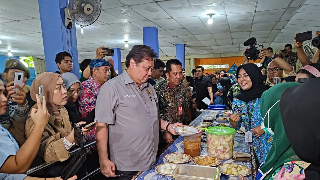 Airlangga Hartarto Hadiri Simulasi Makan Siang Gratis di SMP Negeri di Kabupaten Tangerang