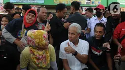 Dalam kunjungan Ganjar pranowo ke Pasar tersebut untuk menanyai harga-harga bahan pokok untuk kebutuhan rumah tangga yang terus naik tinggi. (merdeka.com/imam buhori)