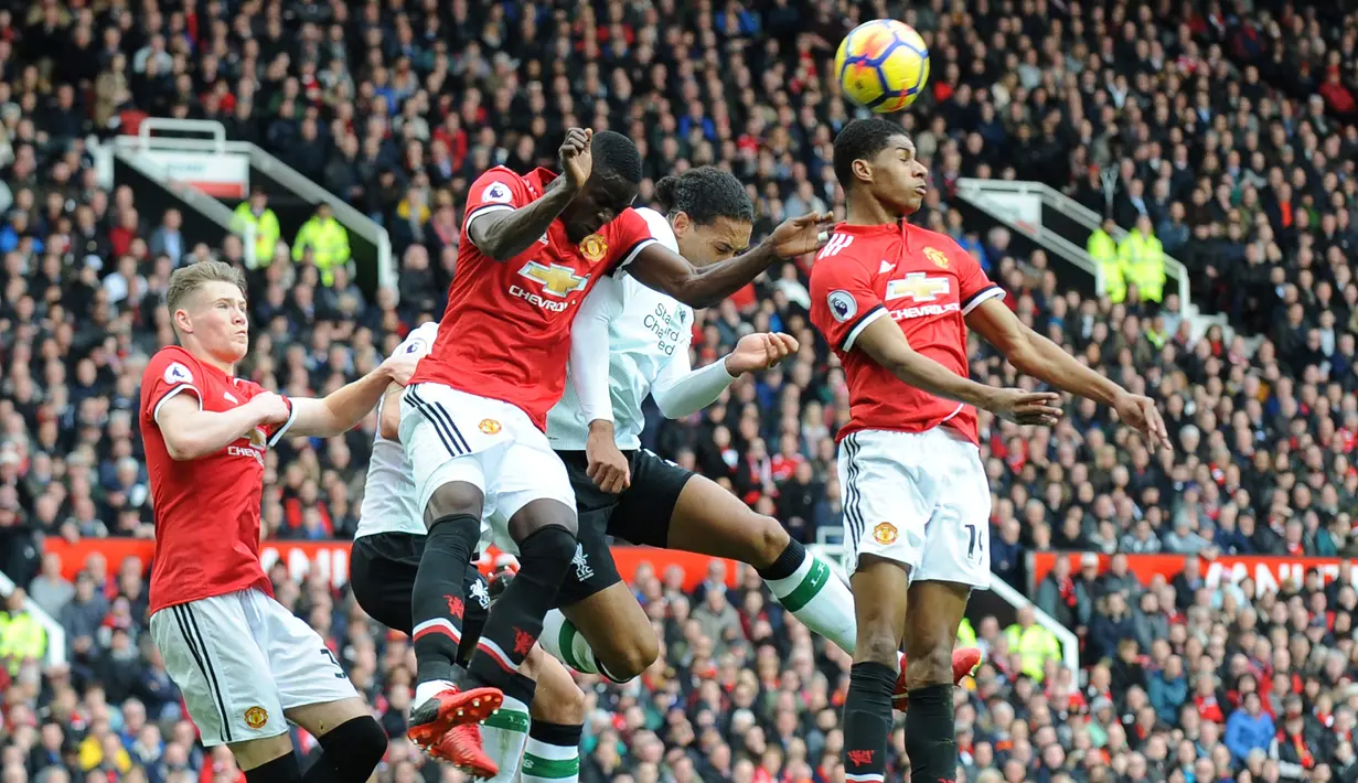 Striker Manchester United (MU), Marcus Rashford (benar) menyundul bola saat melawan Liverpool dalam pertandingan Liga Inggris di Old Trafford, Manchester, Inggris, Sabtu (10/3). Rashford membawa timnya menang 2-1. (AP Photo/Rui Vieira)