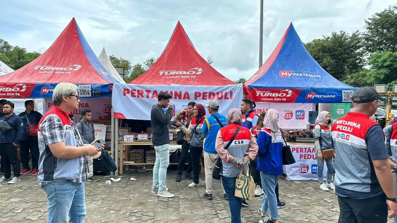 PT Pertamina International Shipping (PIS) bersama PT Pertamina Energy Terminal (PET), dan PT Pertamina Trans Kontinental (PTK) memberikan dukungan dan bantuan kepada warga terdampak kebakaran Depo Pertamina Plumpang. (Dok PIS)