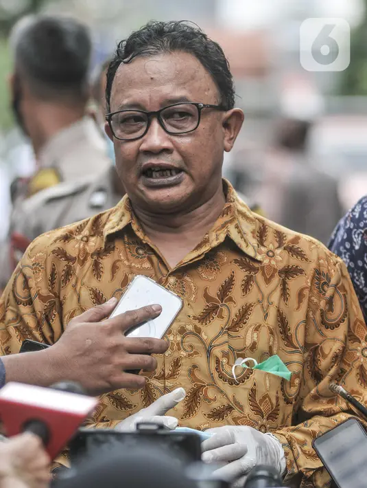 Komisioner Komnas Hak Asasi Manusia (HAM) Choirul Anam memberikan keterangan usai meninjau tempat kejadian perkara (TKP) kasus penembakan Brigadir Yosua Nofriansyah Hutabarat atau Brigadir J di rumah dinas eks Kadiv Propam Polri Irjen Ferdy Sambo, Duren Tiga, Jakarta Selatan, Senin (15/8/2022). Kedatangan dua komisioner Komnas HAM tersebut untuk mencocokkan data-data yang sudah dikumpulkan dengan kondisi di TKP. (merdeka.com/Iqbal S Nugroho)