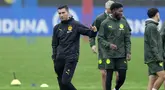 Pelatih Borussia Dortmund, Nuri Sahin memimpin latihan menjelang laga lanjutan Liga Champions 2024/2025 melawan Real Madrid di tempat latihan Dortmund, Jerman, 21 Oktober 2024. (AP Photo/Martin Meissner)