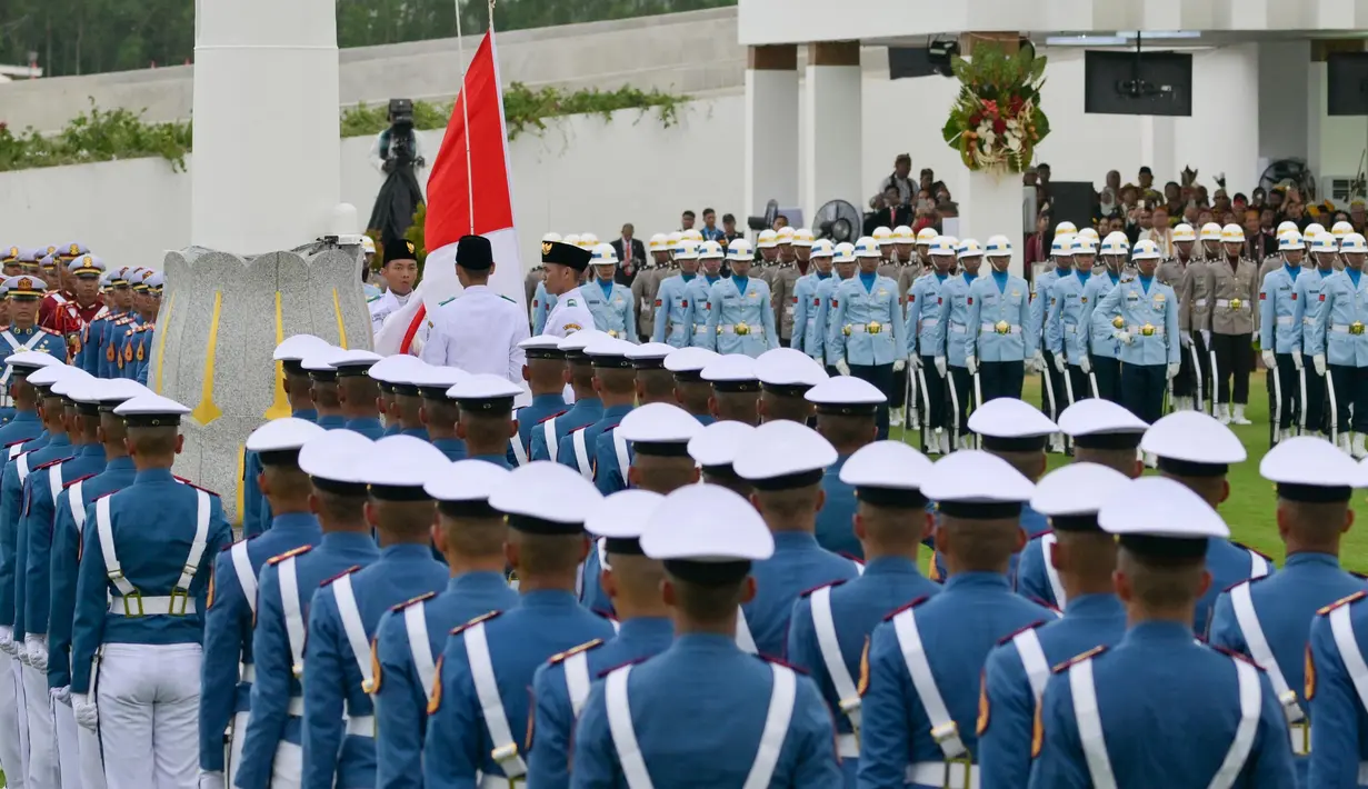 Sebelumnya, lokasi upacara kenegaraan Hari Kemerdekaan ke-80 RI itu diumumkan oleh Kepala Komunikasi Kepresidenan Hasan Nasbi. Ia mengatakan pemerintah akan menggelar perayaan hari kemerdekaan Indonesia ke-80 di Jakarta. Tampak dalam foto, personel Tentara Nasional Indonesia mengambil bagian dalam upacara pengibaran bendera yang menandai Hari Kemerdekaan ke-79 Indonesia di Istana Kepresidenan di Ibu Kota Nusantara, Sepaku, Penajam Paser Utara, Kalimantan Timur, pada 17 Agustus 2024. (BAY ISMOYO/AFP)