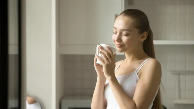 Seorang perempuan sedang memegang gelas (Foto Dok: Freepik/yanalya)