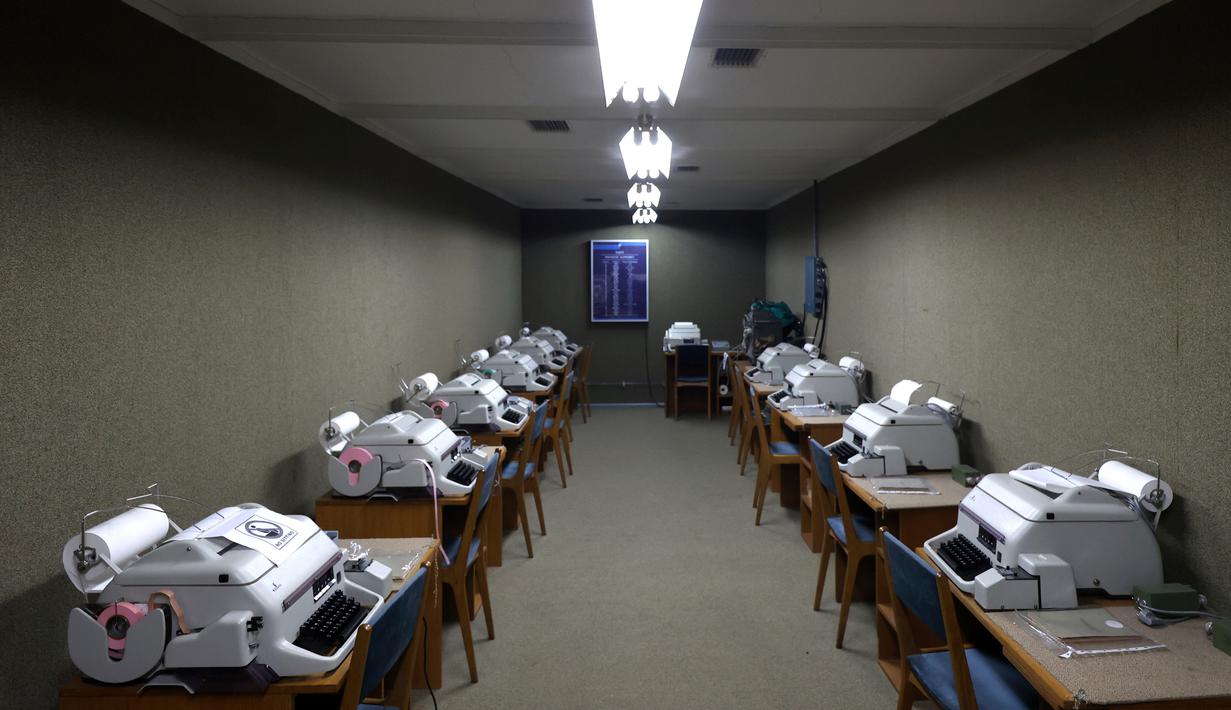 Tampilan umum kantor telefax dalam komando perang atom bawah tanah Josip Broz Tito di Konjic, Bosnia, 17 Oktober 2022. Bunker ini dibangun dengan biaya konstruksi mencapai USD 4,6 miliar, saat ini setara dengan lebih dari USD 10 miliar. (AP Photo/Armin Durgut, File)