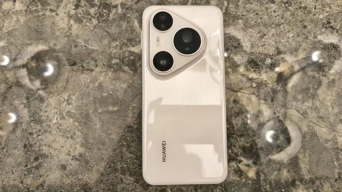 Huawei Pura 80 Pro varian Glazed White.(Liputan6.com/ Anka Fergy Agustian)
