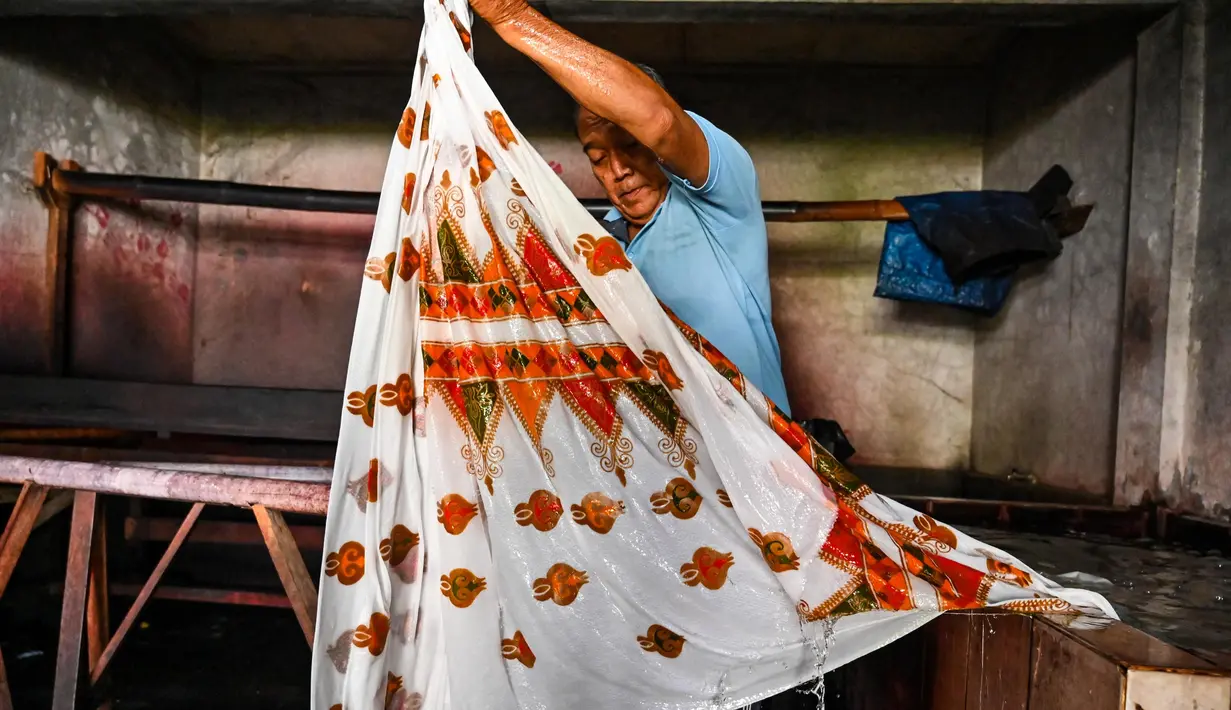 Di Aceh, batik dibuat dengan corak yang elegan dan punya nuansa Islami yang kental. (CHAIDEER MAHYUDDIN/AFP)