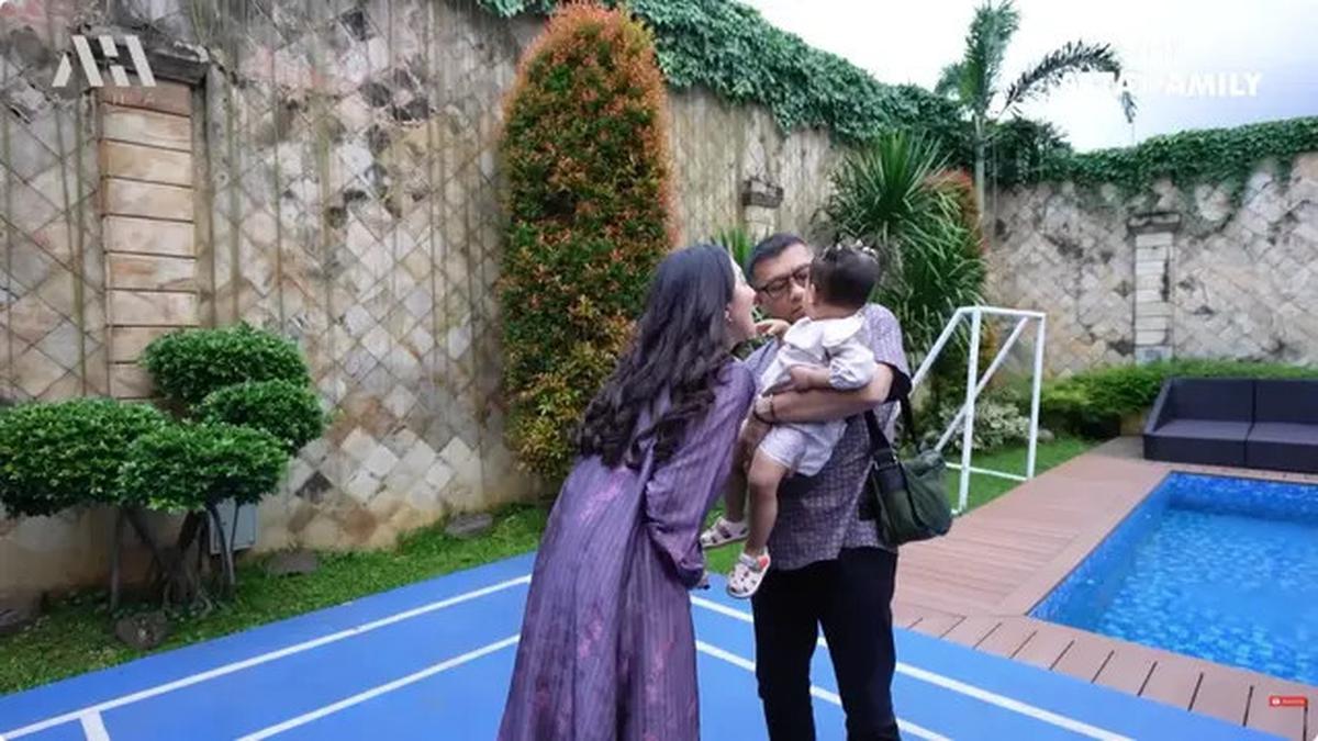 6 Potret Belakang Rumah Kris Dayanti di Jakarta yang Asri dengan Taman Hijau Tertata Rapi