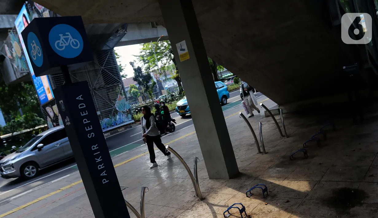 Sebagai salah satu kota besar di Indonesia, Jakarta telah menyediakan berbagai fasilitas untuk pesepeda, termasuk jalur sepeda, fasilitas parkir, yang terkoneksi dengan transportasi publik. (Liputan6.com/Herman Zakharia)