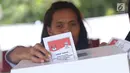 Warga memasukkan surat suara usai menggunakan hak pilihnya pada Pemilu 2019 di TPS 041 Kampung Curug, Desa Bojong Koneng, Babakan Madang, Kabupaten Bogor, Jawa Barat, Rabu (17/4). (Liputan6.com/Helmi Fithriansyah)