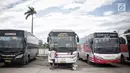 Seorang pekerja mencuci bus di Terminal terpadu tipe A Pondok Cabe di Pamulang, Tangerang Selatan, Senin (31/12). Mulai 31 Desember ,  terminal yang memiliki luas keseluruhan mencapai 25.995 m2 tersebut resmi beroperasi. (Liputan6.com/Faizal Fanani)