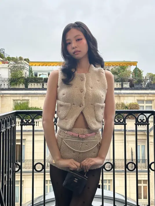 Celana pendek high waist jadi pelengkap set outfit Jennie BLACKPINK di Paris Fashion Week [@jennierubyjane]