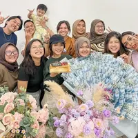 Potret Lucia beserta Fuji dan timnya saat berfoto bersama (Sumber: Instagram/@fuji_an)