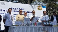 Kemendag melakukan ekspose hasil pengawasan produk impor, telepon seluler (smartphone) dan sparepart, dan acceasoris, di sebuah pabrik perakitan smartphone ilegal yang beroperasi di ruko di kawasan Green Court, Cengkareng, Jakarta Barat. (Foto: Kemendag)
