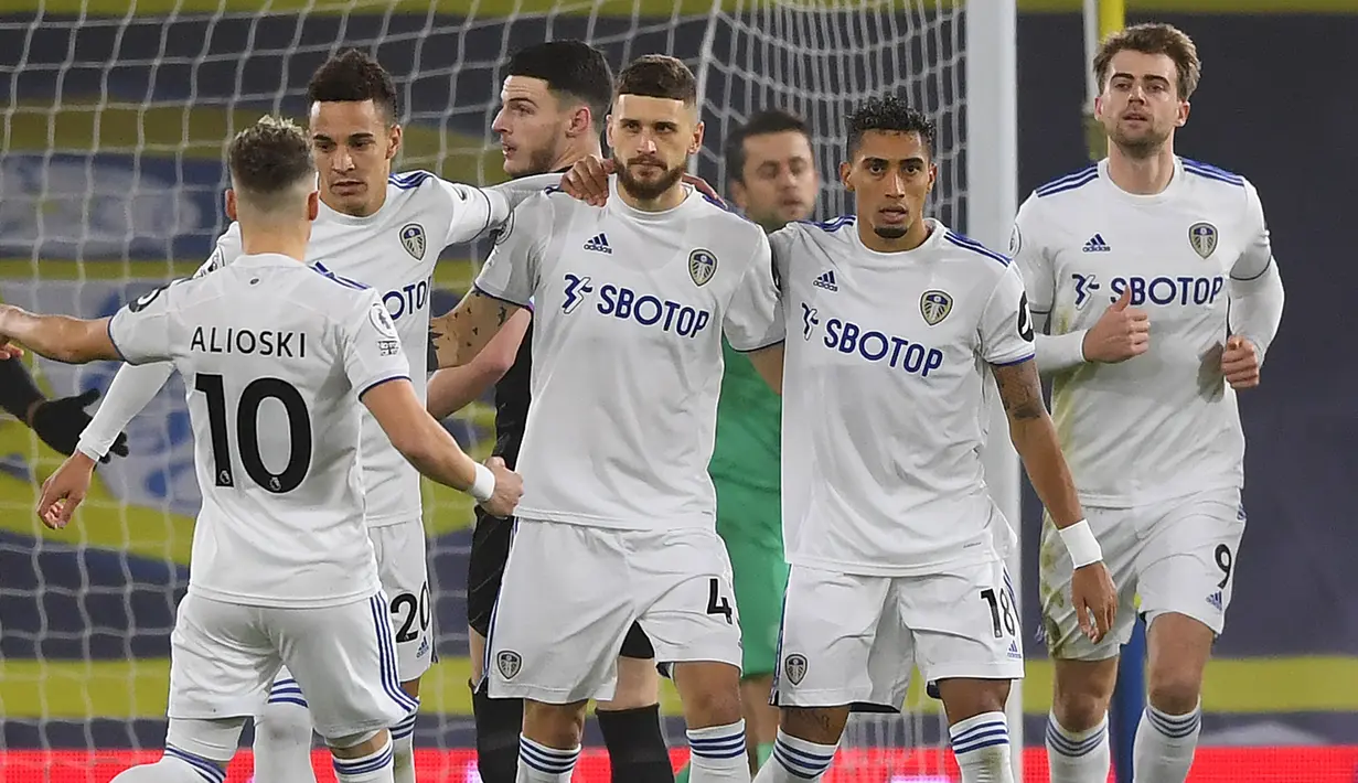 Para pemain Leeds United merayakan gol yang dibuat gelandang Mateusz Klich (tengah), ke gawang West Ham United dalam laga lanjutan Liga Inggris 2020/21 pekan ke-12 di Elland Road Stadium, Leeds, Jumat (11/12/2020). Leeds United kalah 1-2 dari West Ham United (AFP/Gareth Copley/Pool)