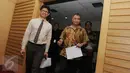 Wakil Ketua KPK Laode Syarief (kiri) dan Ketua KPK Agus Rahardjo bersiap memberi keterangan terkait Operasi Tangkap Tangan (OTT) Deputi Badan Keamanan Laut (Bakamla) Eko Susilo Hadi, di Gedung KPK, Jakarta, Kamis (15/12). (Liputan6.com/Helmi Afandi)