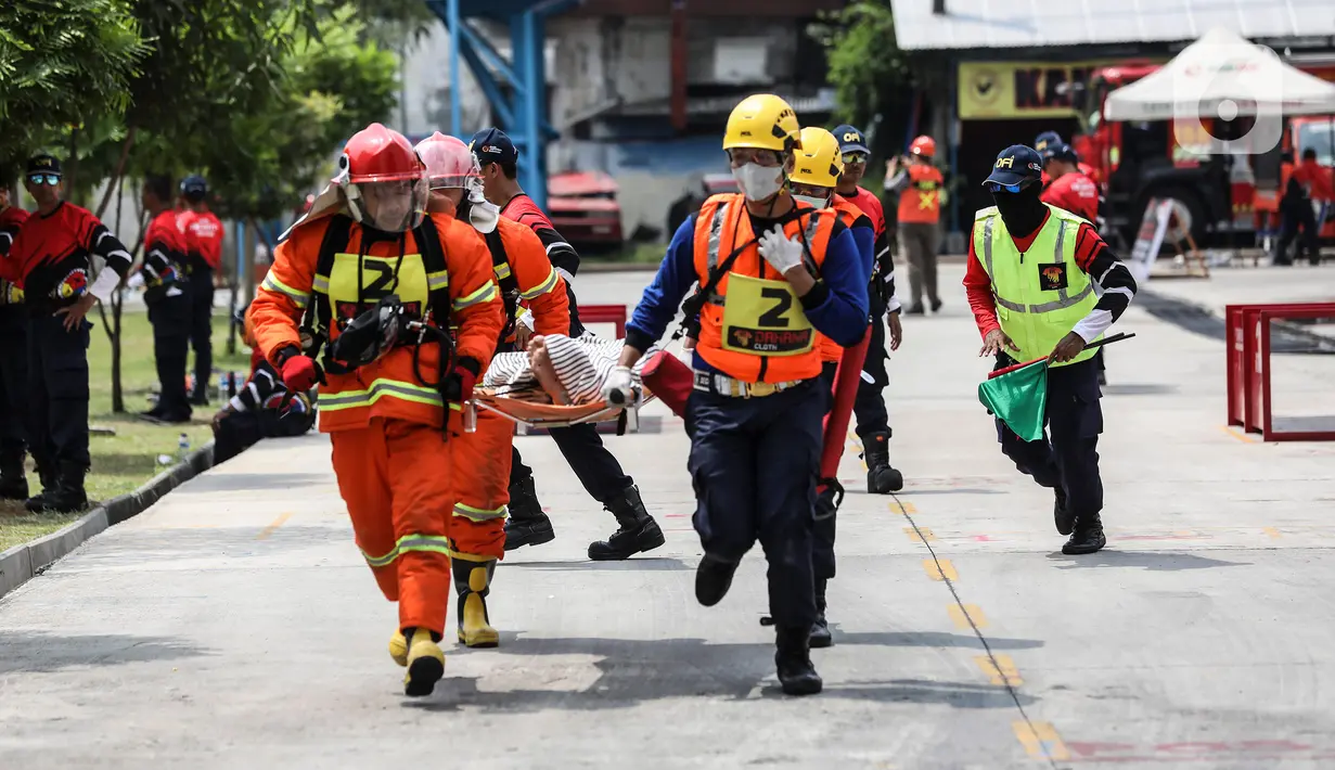 Peserta saat mengikuti Jakarta Fire Safety Challengge (JFSC) tahun 2022 di Lapangan Kantor Dinas Penanggulangan Kebakaran dan Penyelamatan (Gulkarmat), Duri Pulo, Jakarta Pusat, Selasa (9/8/2022). Kegiatan ini diikuti oleh 101 kontingen dari petugas Manajemen Keselamatan Kebakaran Gedung (MKKG) dan Manajemen Keselamatan Kebakaran Lingkungan (MKKL) di wilayah DKI Jakarta. (Liputan6.com/Johan Tallo)