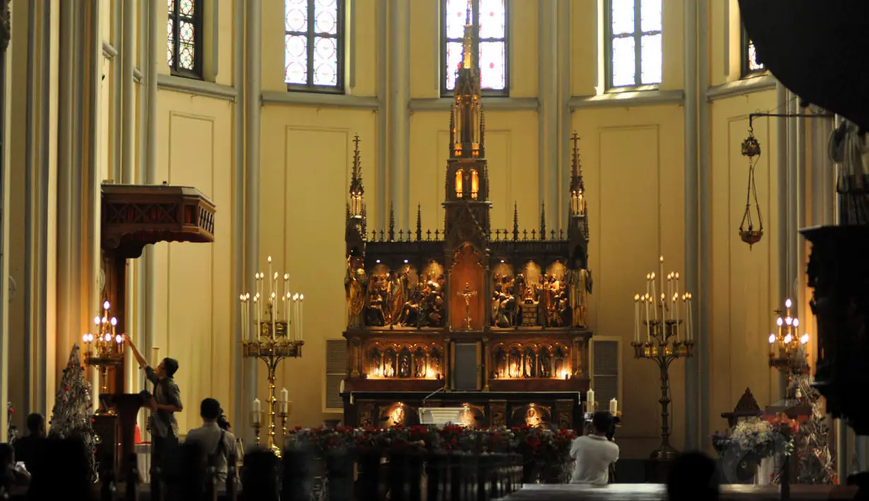 Petugas gereja Katedral melakukan sejumlah persiapan jelang Misa Malam Natal 2014 pada Rabu pagi (24/12/2014). (Liputan6.com/Miftahul Hayat)