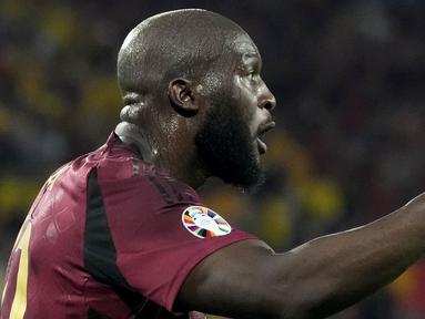 Nasib apes dialami Penggawa Belgia, Romelu Lukaku, saat menghadapi Rumania pada laga Euro 2024 di Cologne Stadium, Minggu (23/6/2024). (AP Photo/Martin Meissner)