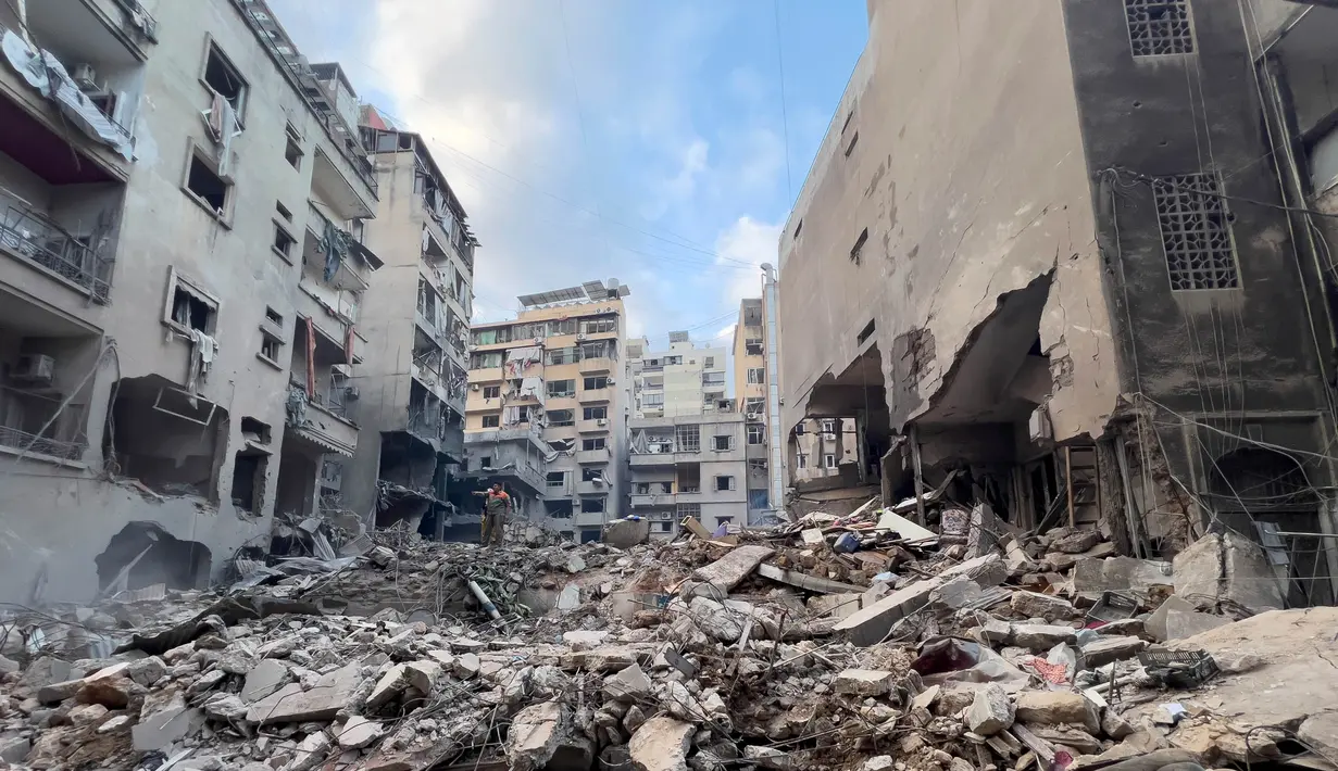 Kementerian Kesehatan Lebanon menyampaikan serangan udara Israel menghantam pusat Kota Beirut pada hari Kamis (10/10/2024) yang menyebabkan dua lingkungan, yakni Ras al-Nabaa dan daerah Burj Abi Haidar terbakar. (AP Photo/Hussein Malla)