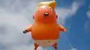 Balon berbentuk bayi menyerupai Presiden AS, Donald Trump melayang selama demonstrasi di Parliament Square, London, Jumat (13/7). Balon seharga 8.000 pound sterling (Rp 152 juta) itu merupakan hasil urunan 'sekelompok masyarakat Inggris'. (AFP/TolgaAKMEN)