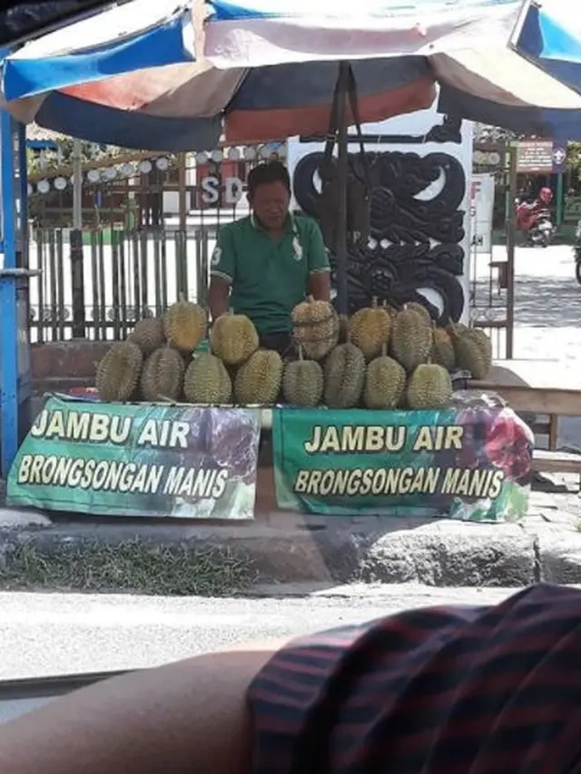 7 Potret Promosi Absurd Orang Jualan Buah Ini Bikin Heran
