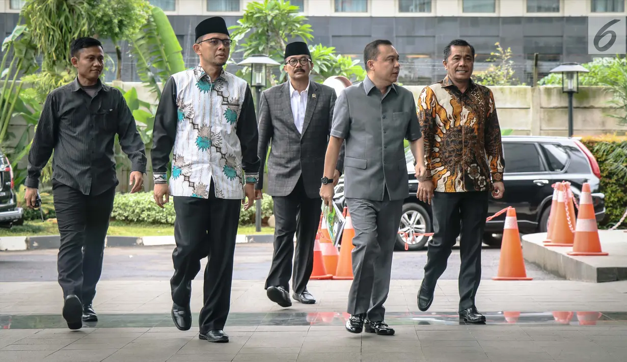 Ketua MKD DPR Sufmi Dasco Ahmad (kedua kanan) bersama wakilnya Sarifuddin Sudding (kanan) dan dua anggota MKD mendatangi Gedung KPK, Jakarta, Kamis (29/11). Kedatangan MKD tersebut untuk memeriksa Setya Novanto. (Liputan6.com/Faizal Fanani)