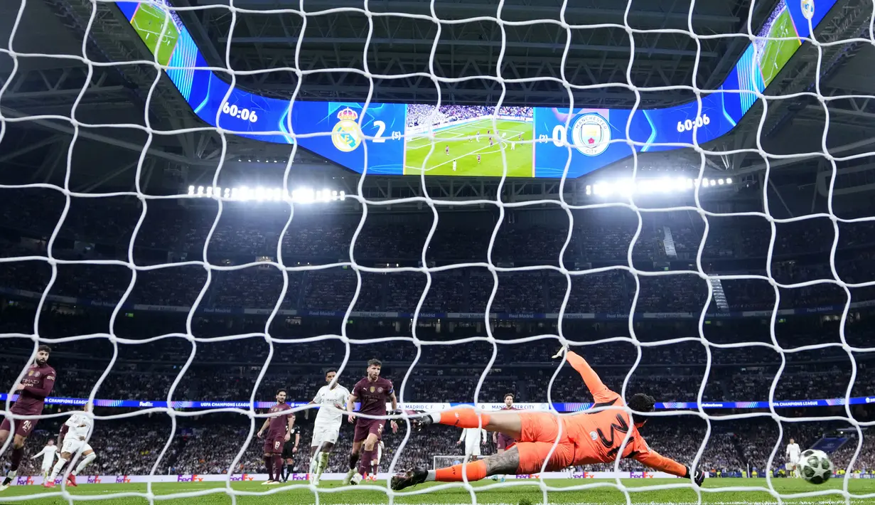 Kiper Manchester City, Ederson gagal menghalau bola tendangan pemain Real Madrid, Kylian Mbappe dalam laga leg 2 babak play off Liga Champions 2024/2025 di Santiago Bernabeu, Madrid, Rabu (19/02/2025) waktu setempat. (AP Photo/Manu Fernandez)