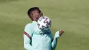 Bek Portugal, Nuno Mendes mengontrol bola saat mengikuti sesi latihan tim di Oeiras, luar Lisbon, Kamis (3/6/2021). Terakhir kali Portugal dan Spanyol bertemu terjadi pada Oktober 2020 lalu dengan skor 0-0. (AP Photo/Armando Franca)