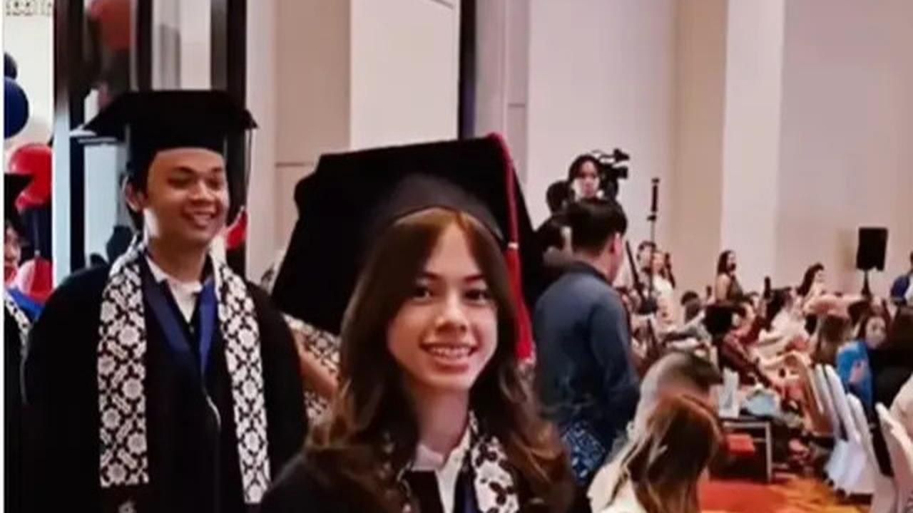 7 Fashion Wulan Guritno Hadiri Wisuda Anak, Tampil Cantik Elegan Pakai Outfit Serba Hitam