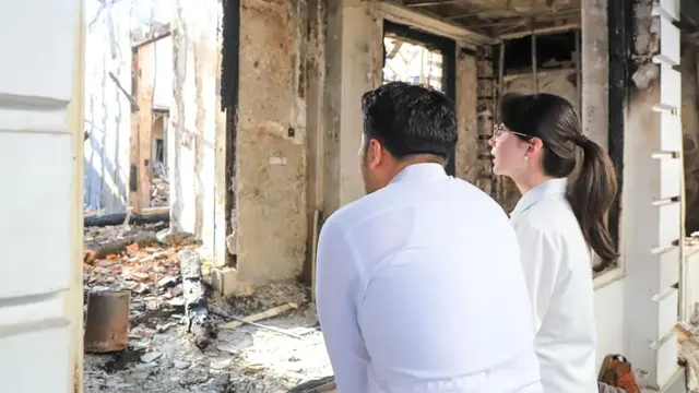 Tampilan Arumi Bachsin Berkemeja Putih Dampingi Suami Tengok Gedung Grahadi Pasca Dibakar Massa