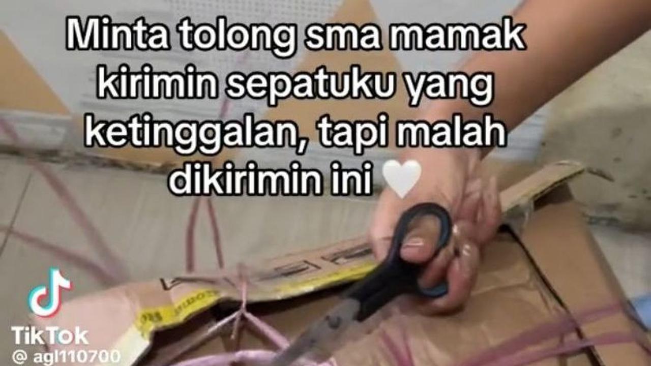"Minta tolong sma mamak kirimin sepatuku yang ketinggalan, tapi malah dikirimin ini," tulisnya dalam video.