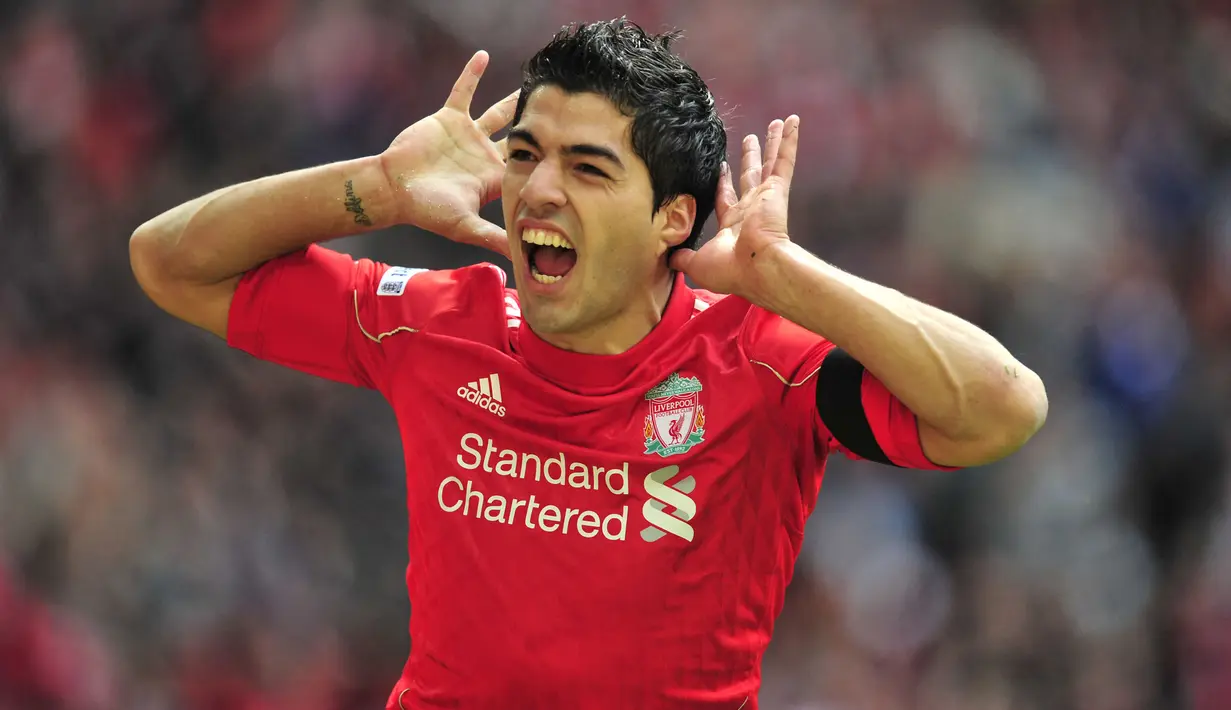 Luis Suarez. Striker Uruguay yang baru saja bergabung dengan Nacional di awal musim 2022/2023 ini tercatat pernah mencetak 3 kali hattrick bersama Liverpool di Liga Inggris pada musim 2013/2014. Ketajamannya dengan mencetak 31 gol pada musim tersebut nyaris membawa Liverpool meraih gelar Liga Inggris. (AFP/Glyn Kirk)