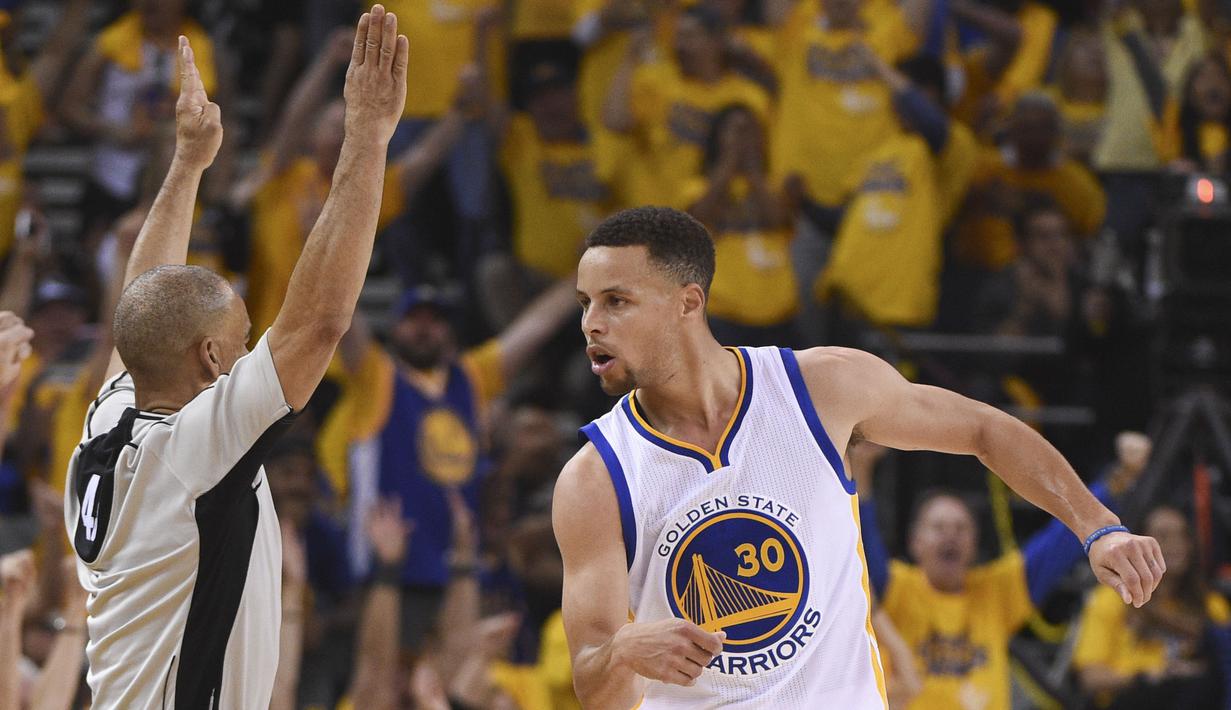 Bintang Warriors, Stephen Curry (30) merayakan tembakan tiga poinnya saat melawan Houston Rockets pada babak pertama Playoffs NBA di Oracle Arena,  Oakland, Selasa (19/4/2016) WIB. (Cary Edmondson-USA TODAY Sports)