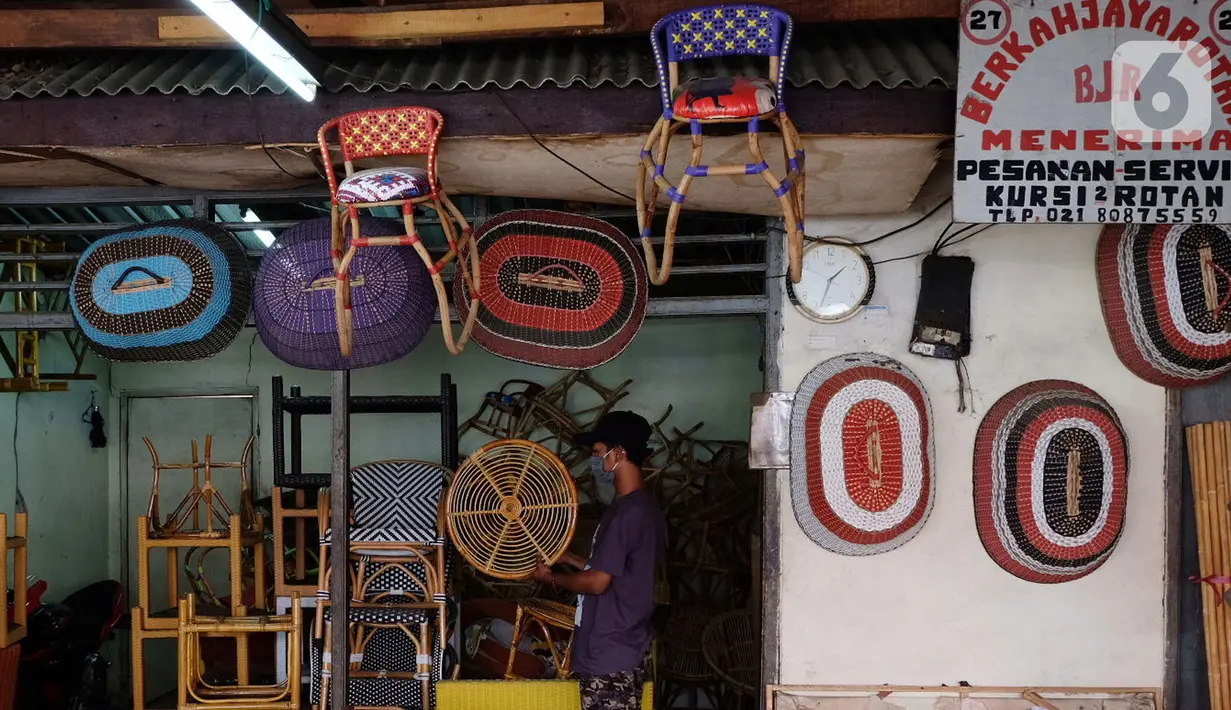 Perajin membuat kerajinan dari bahan rotan di Jakarta, Senin (13/9/2021). Kementerian Keuangan menyebutkan Usaha Mikro Kecil dan Menengah (UMKM) akan menjadi salah satu sektor dunia usaha yang memegang peranan luar biasa penting di dalam pemulihan ekonomi Indonesia. (Liputan6.com/Angga Yuniar)