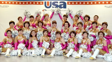 Cheerleader yang menamakan dirinya "Jepang Pom Pom" berpose bersama saat Kejuaraan Nasional Cheerleader 2016 di Chiba, Jepang (26/3). Anggota tim Jepang Pom Pom adalah wanita yang telah lanjut usia.  (AFP PHOTO / Toru Yamanaka)