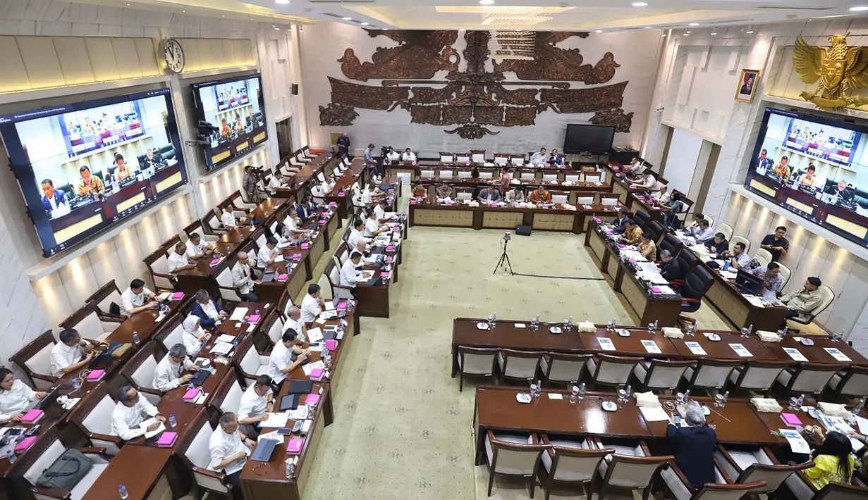 Kebijakan menahan harga BBM bersubsidi diarahkan untuk menjaga daya beli, termasuk konsumsi rumah tangga diharapkan tetap stabil. Tampak dalam foto, suasana rapat kerja Kementerian Keuangan dengan Komisi XI DPR di Kompleks Parlemen, Senayan, Jakarta, Senin (6/4/2026). (merdeka.com/Arie Basuki)