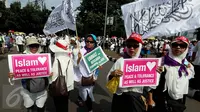 Sejumlah wanita ikut dalam Aksi Bela Islam 55 di kawasan Medan Merdeka, Jakarta, Jum'at (5/5). Peserta aksi menuntut hukuman maksimal pada putusan pengadilan kasus penodaan agama pada 9 Mei mendatang. (Liputan6.com/Johan Tallo)