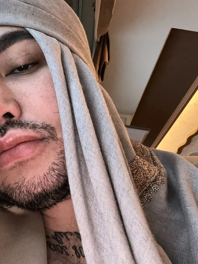 Ivan Gunawan Bagi Makanan di Masjidil Haram