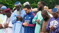 Foto: Kenakan Gamis Arsenal, Gaya Wali Kota New York Zohran Mamdani saat Salat Idul Adha