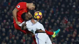 Bek Liverpool, Dejan Lovren, duel udara dengan penyerang Sunderland, Victor Anichebe. The Reds lebih menguasai jalannya laga dengan penguasaan bola mencapai 69 persen. (Reuters/Lee Smith)