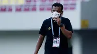 Pelatih Arema FC, Kuncoro, mengamati anak asuhnya saat melawan Persikabo 1973 pada pertandingan Piala Menpora 2021 di Stadion Manahan, Solo, Minggu (21/3/2021).  (Bola.com/M Iqbal Ichsan)